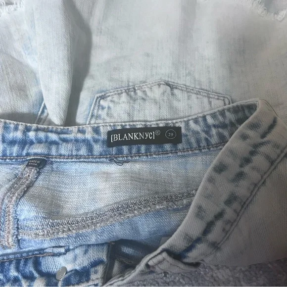 Blank NYC Women's Light Blue Frayed Jean Shorts Size 29 - Picture 3 of 3